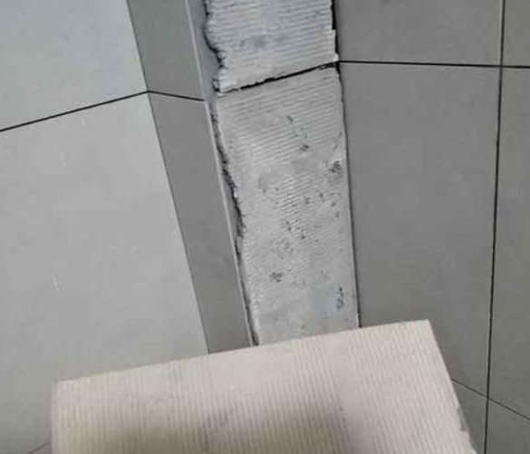 渝北瓷砖空鼓维修公司分享下厨房瓷砖脱落的补救措施。